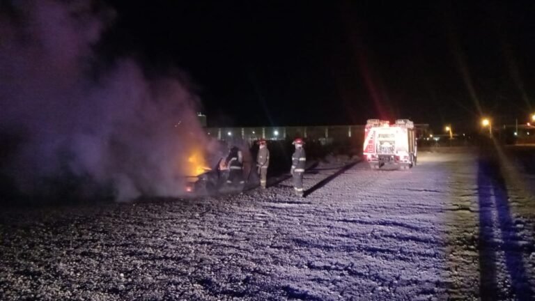 Encontraron un auto en llamas en Km.8