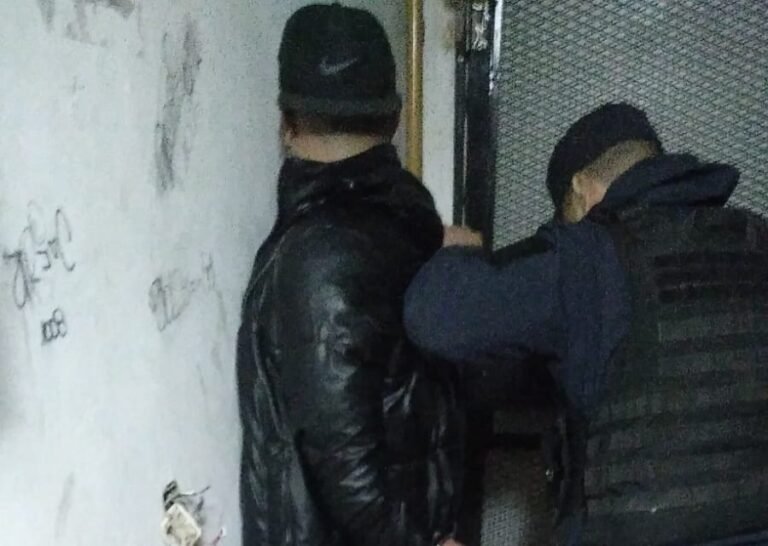 Peleaba con su pareja y le encontraron un arma de fuego