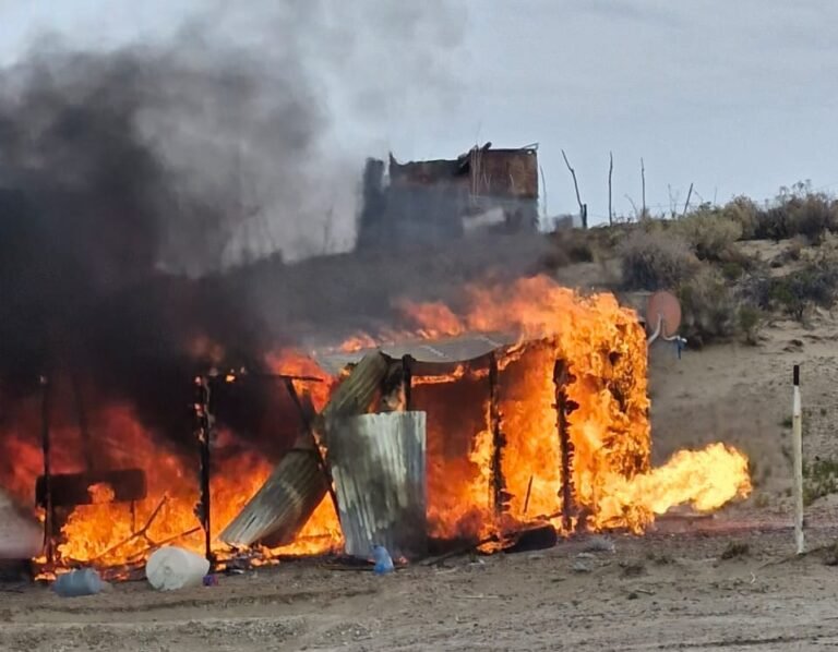 Se incendió una vivienda en Km.15 y las pérdidas fueron totales