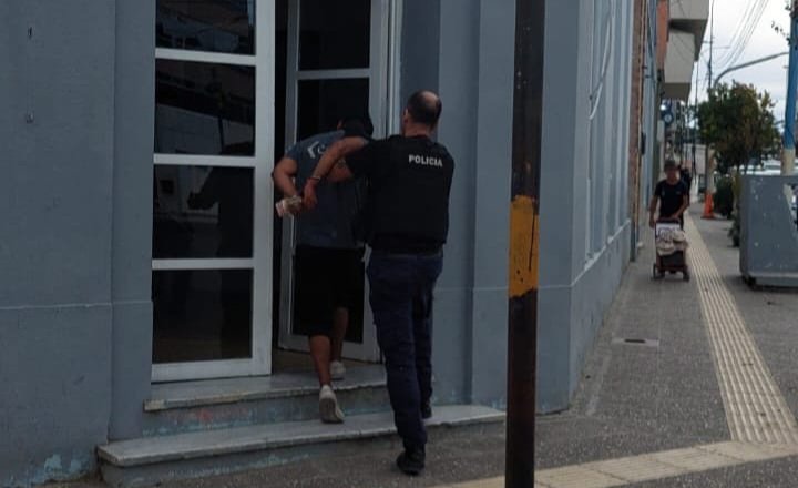 Interrumpía el tránsito, invitó a pelear a los policías y terminó detenido