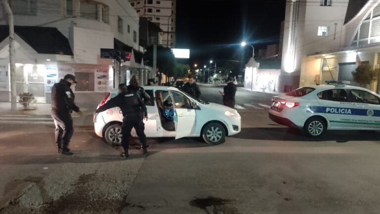 Manejaba borracho, se quedó dormidó en el semafóro y fue detenido