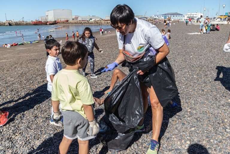 Realizarán una limpieza de la playa Costanera este fin de semana