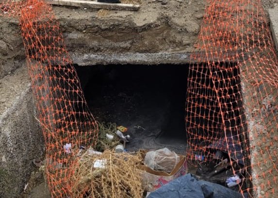 Vecinos reclaman por pozos sin señalizar en el ingreso a la Escuela Hipólito Yrigoyen