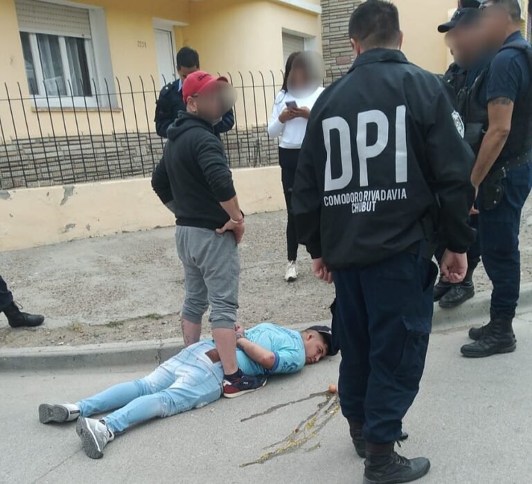 La División de Investigaciones detuvo a un joven de 21 años que los amenazó con un arma de fuego 