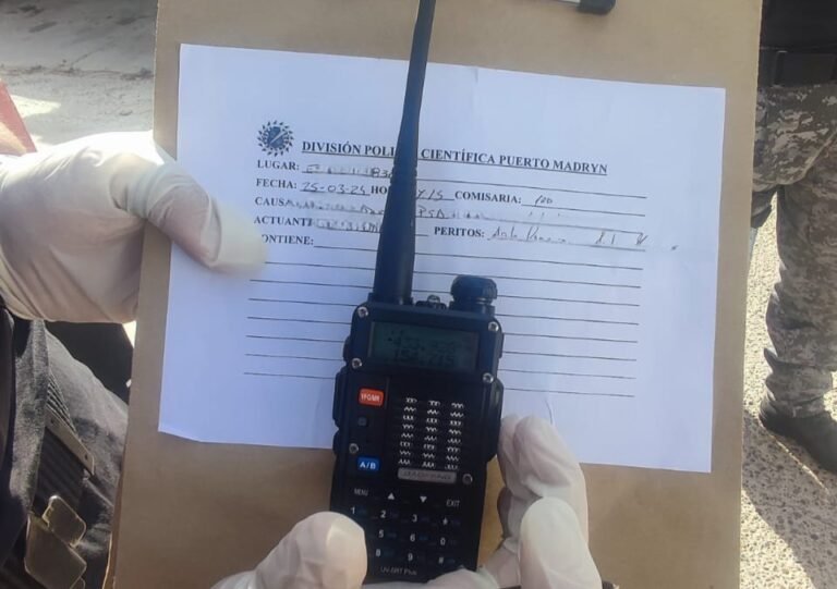 Tenía pedido de captura y un handy con frecuencia policial