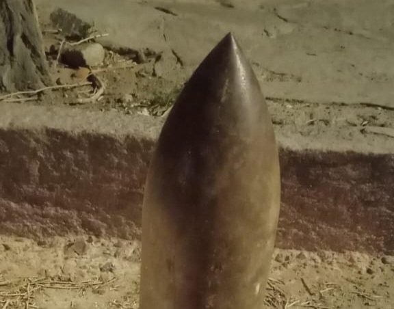 Encontró una munición de artillería naval en la playa