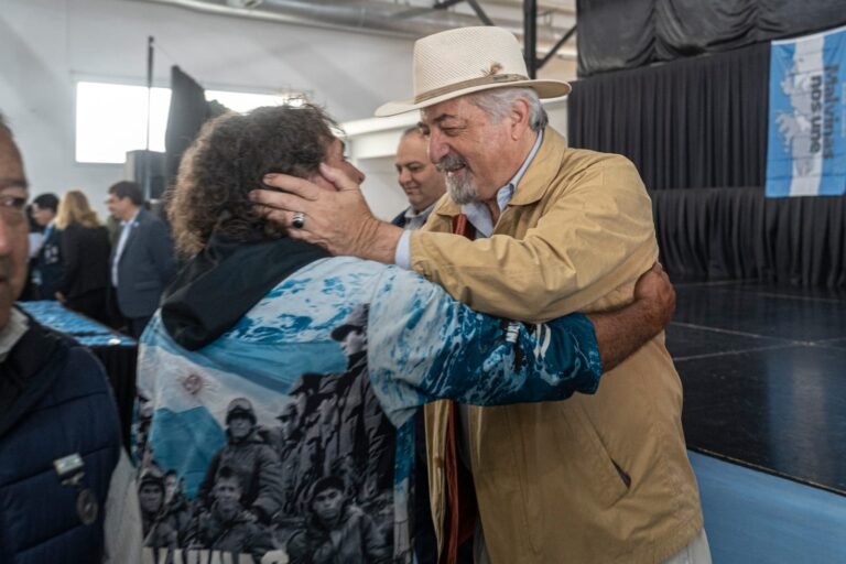 Entregan medallas de honor a los ex combatientes de Malvinas