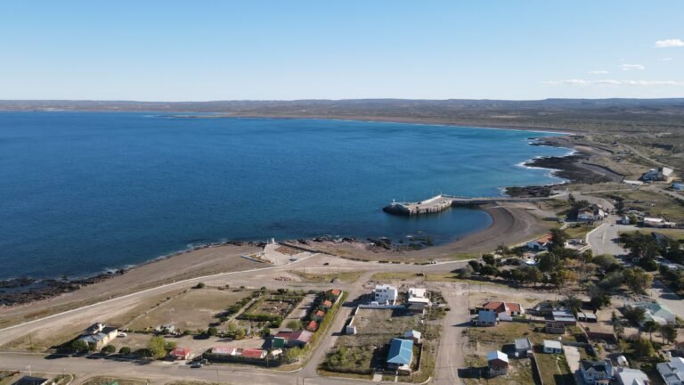 Camarones: un pueblo auténtico y un paisaje natural único