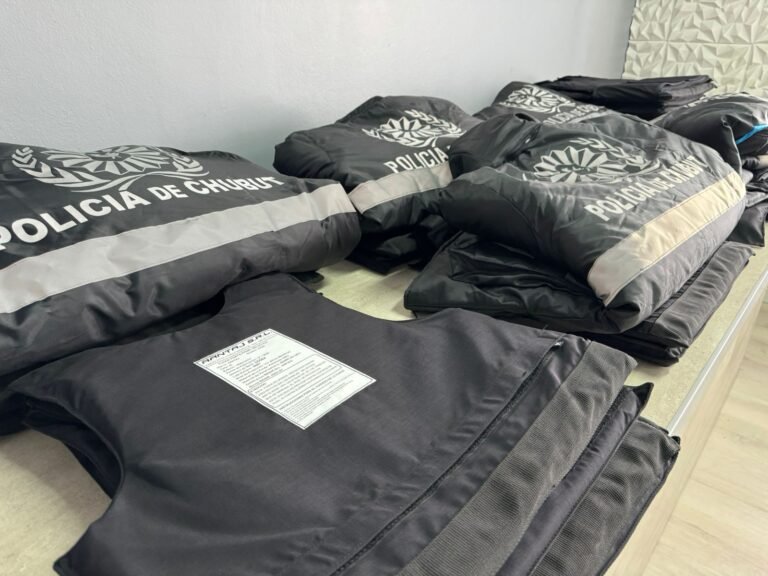 Comenzó la entrega de nueva indumentaria para la Policía