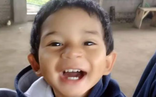 Benjamín tiene tres años, lo buscan hace meses y sus hermanitos contaron que sus padres lo torturaban