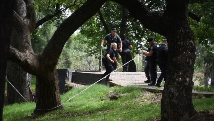 Una mujer encontró en una plaza un cuerpo desmembrado adentro de una bolsa
