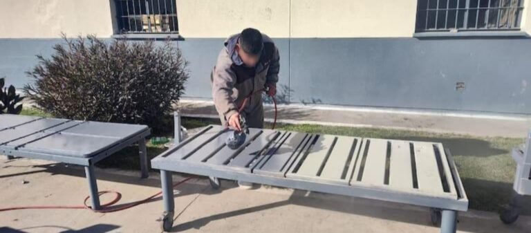 Internos de una cárcel armaron una carpintería para fabricar sillas y mesas para escuelas y jardines
