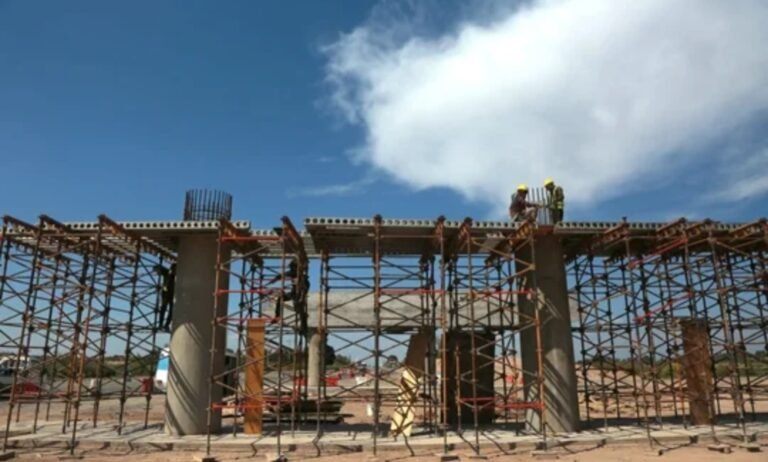 La construcción se desplomó un 21,7% en enero por la paralización de la obra pública