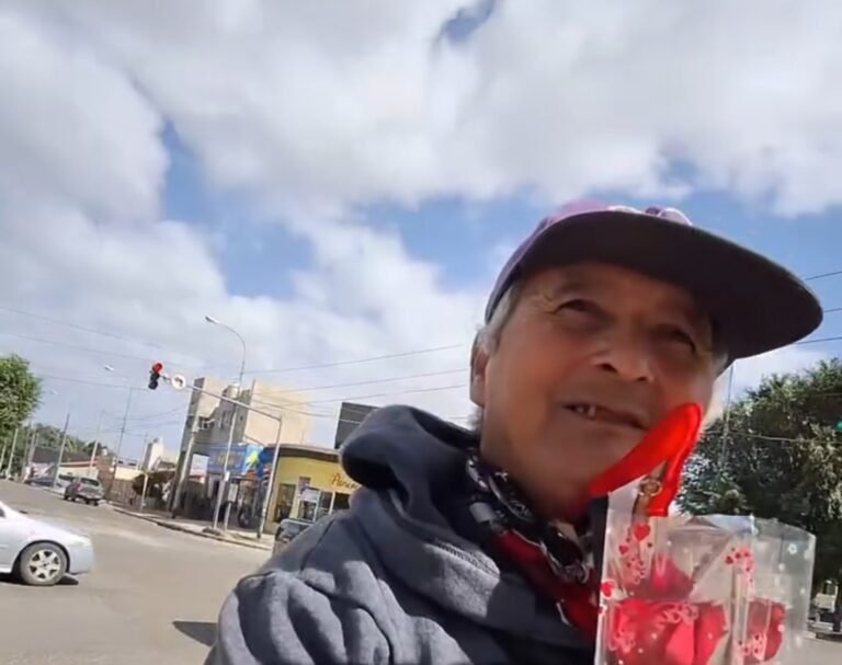 Le compró todas las rosas a un vendedor ambulante y el video se viralizó