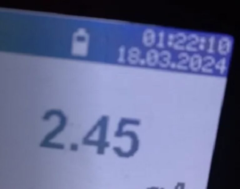 Manejaba borracho y casi choca con móviles policiales