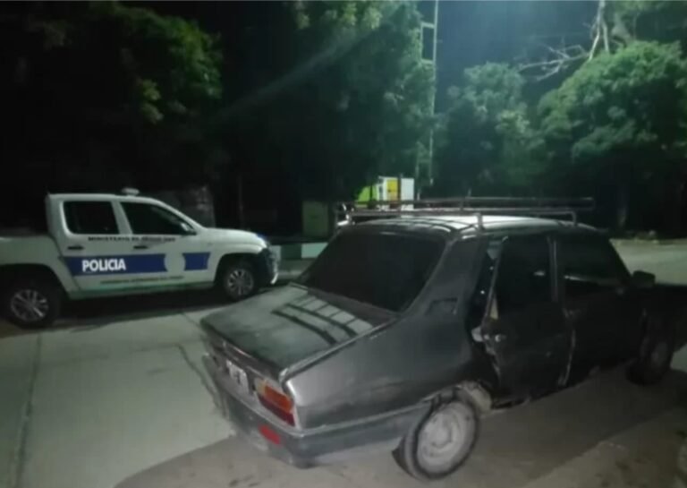 Lo atraparon robando, se tiró al río Chubut y logró escapar