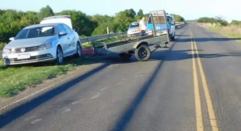 Un tráiler se desprendió de una camioneta y mató a una mujer que estaba sentada en la banquina