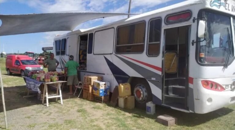 Cobran la mínima y recorren el país en Motorhome vendiendo fruta