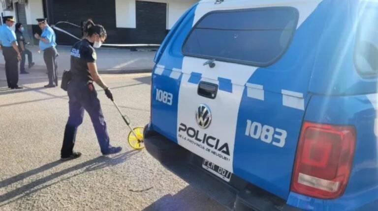 Un hombre sufrió una descarga eléctrica, cayó 8 metros y murió