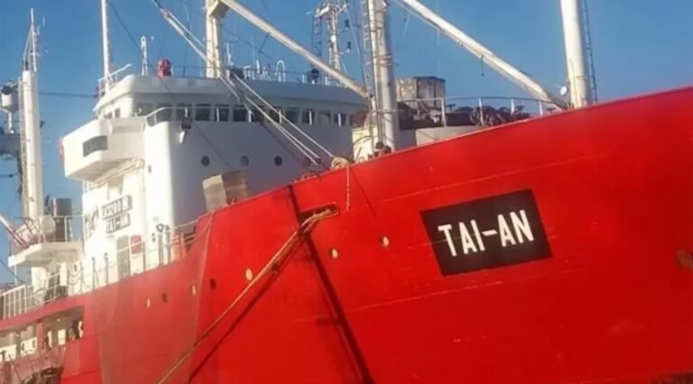 Decomisan casi 140 toneladas de merluza negra y multan al empresario chino dueño del barco depredador