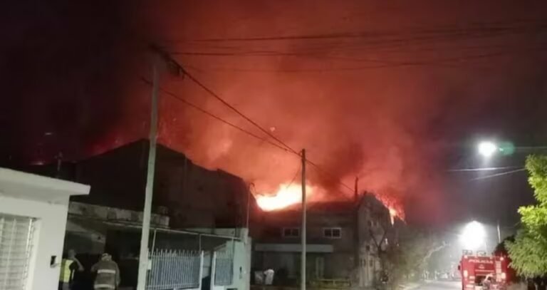 Discutió con su hijo, prendió fuego la casa en la que vivían y lo mató