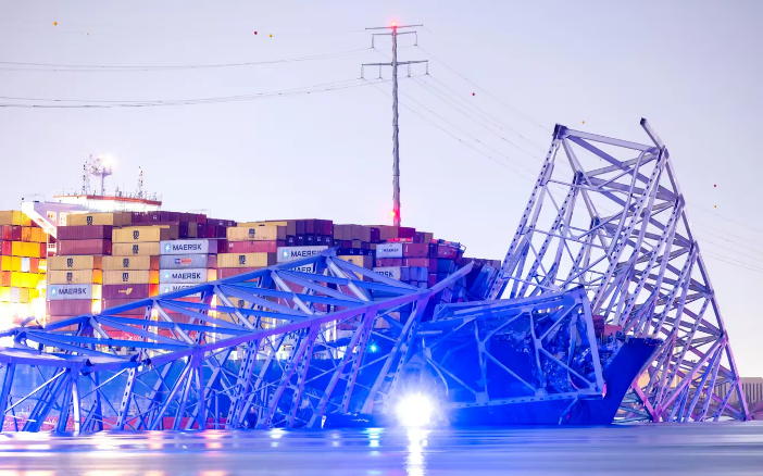 Un puente se desplomó tras ser impactado por un barco en Baltimore