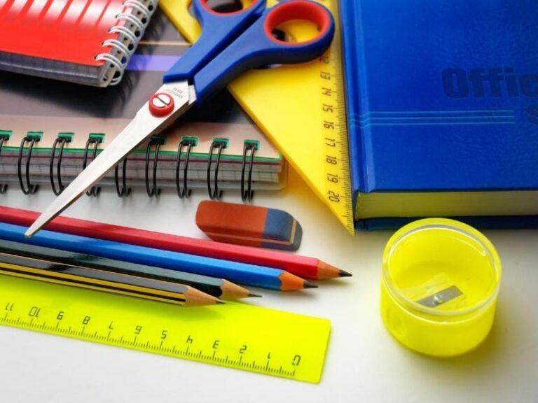 “Un libro y un lápiz hacen la diferencia”: Campaña solidaria de útiles escolares