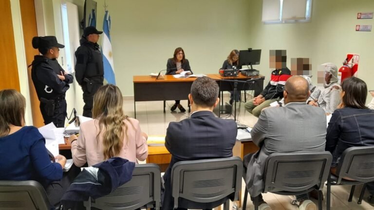 Formalizaron la detención para la pareja que atraparon robando una vivienda