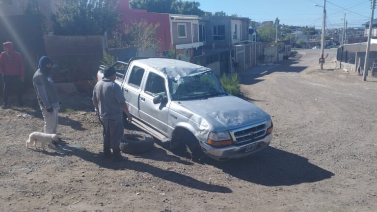 Se olvidó de poner el freno de mano y provocó un accidente