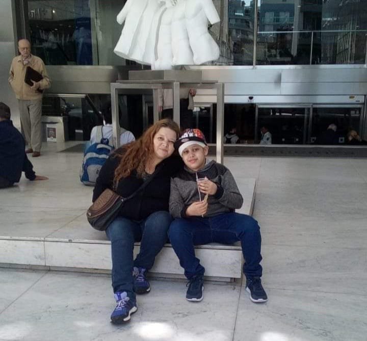 Axel necesita un medicamento muy costoso y su mamá vende tortafritas para poder costearlo