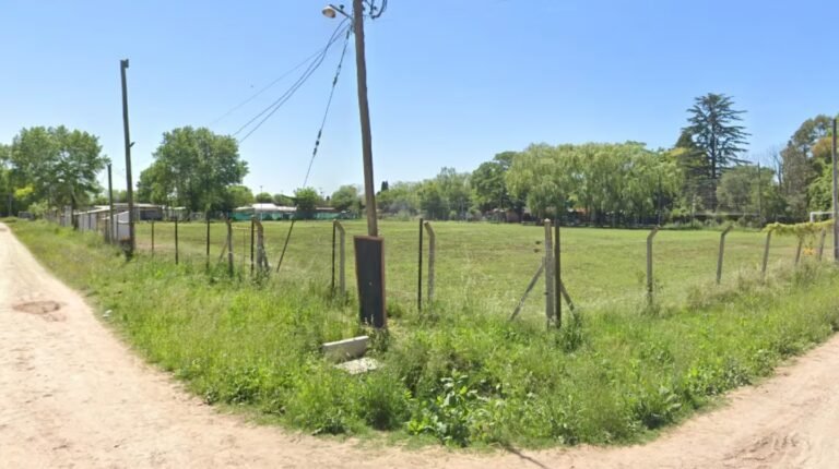 Fue asesinado a puñaladas y quemaron su cuerpo en una cancha de fútbol