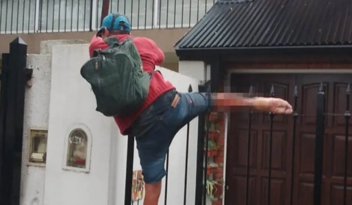 Un ladrón quiso entrar a robar a una vivienda, pero quedó incrustado en la reja