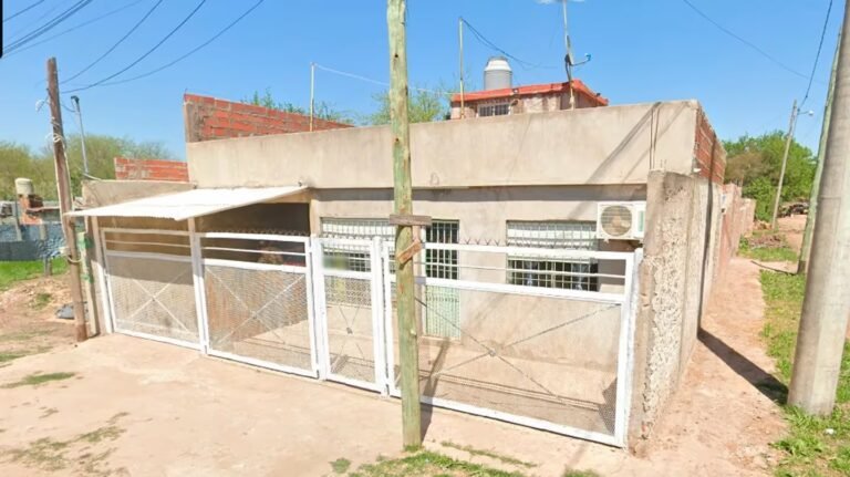 Una mujer se resistió a un allanamiento y apuñaló a tres policías