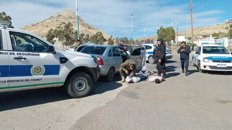 Tras una persecución policial, detuvieron a tres jóvenes que robaron en una vivienda