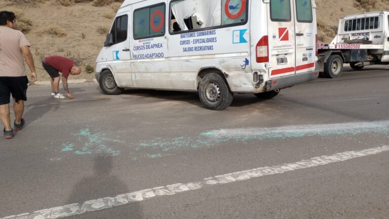 Intentó esquivar un auto en un control y volcó