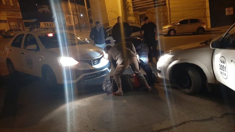 Taxistas salieron a perseguir a un ladrón y lo atraparon