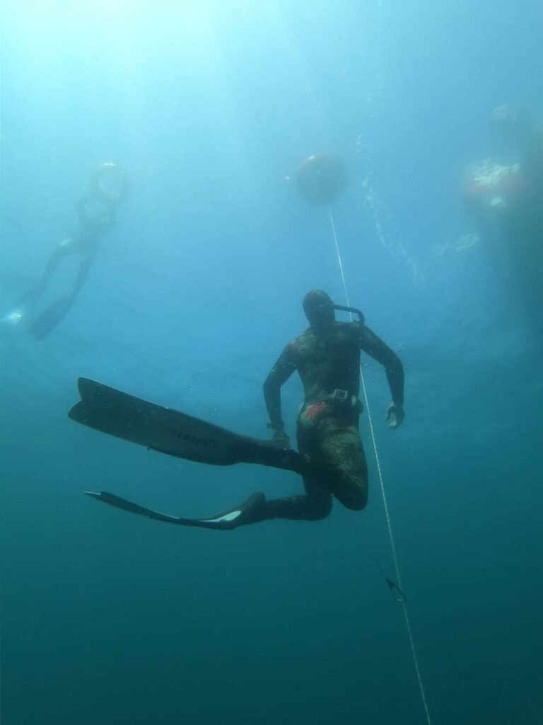 Apnea en Camarones: la atractiva propuesta que permite conocer los tesoros profundos de la Patagonia