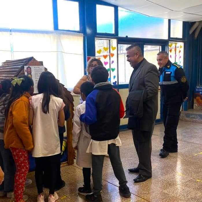  La sección Canes entregó material para niños con Autismo de la Escuela N° 155