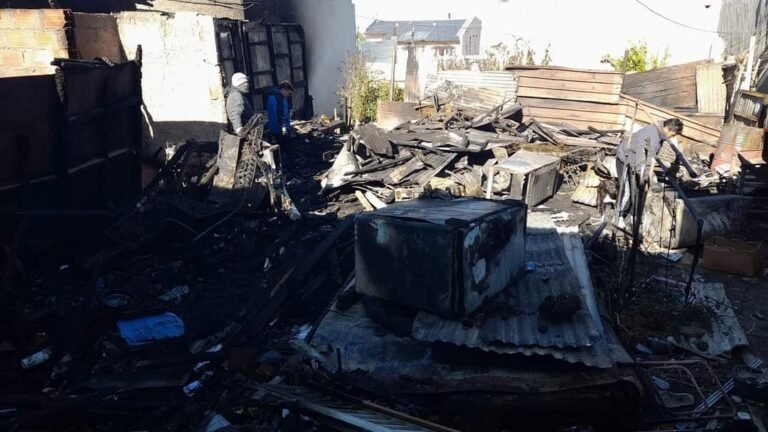 Piden ayuda para la familia que perdió todo en el incendio del barrio Pietrobelli