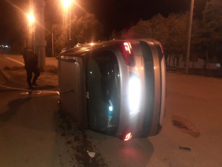 Conducía en estado de ebriedad y volcó frente al Aeroclub
