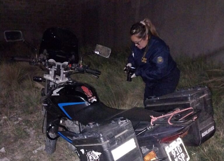 Robaron una moto, intentaron escapar pero fueron detenidos