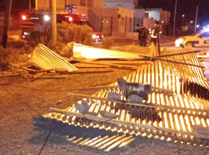 Por el fuerte viento, se voló el techo de una casa