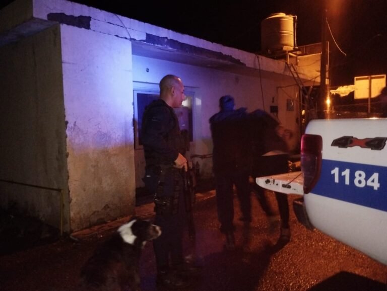 La policía los descubrió robando cables y fueron detenidos