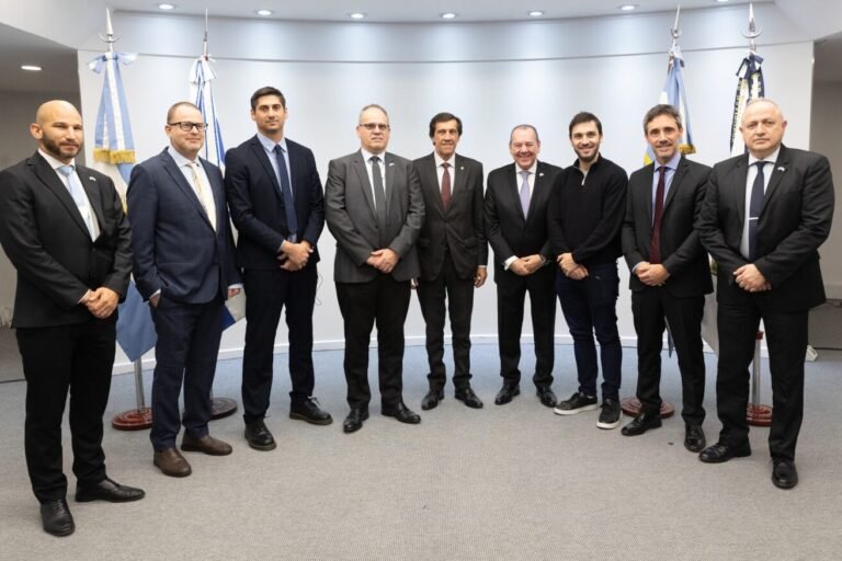 Torres firmó un convenio para llevar adelante un Plan Integral de Desarrollo Hídrico en la provincia