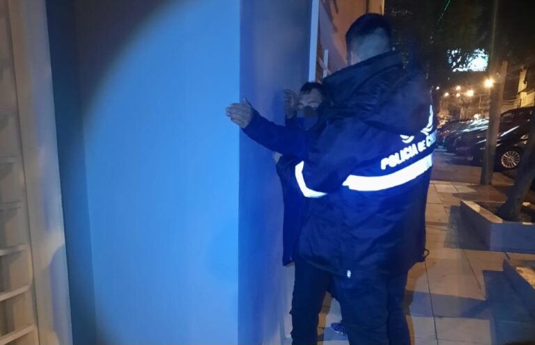 Robó elementos del interior de un vehículo, escapó pero fue detenido