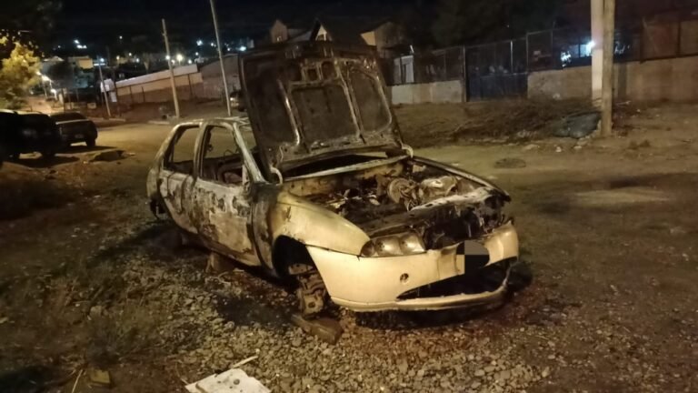 Bomberos extinguieron el incendio de un vehículo