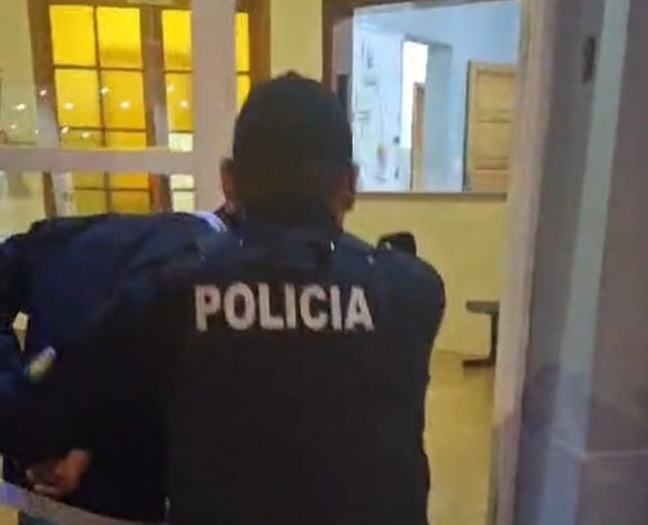 Un sujeto fue demorado por estar borracho y golpear vidrieras en el Centro