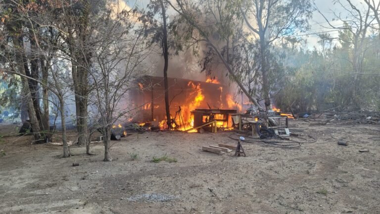 Se prendió fuego un galpón que utilizaban como taller