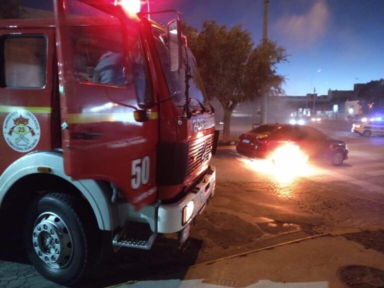Investigan las causas de un incendio vehicular