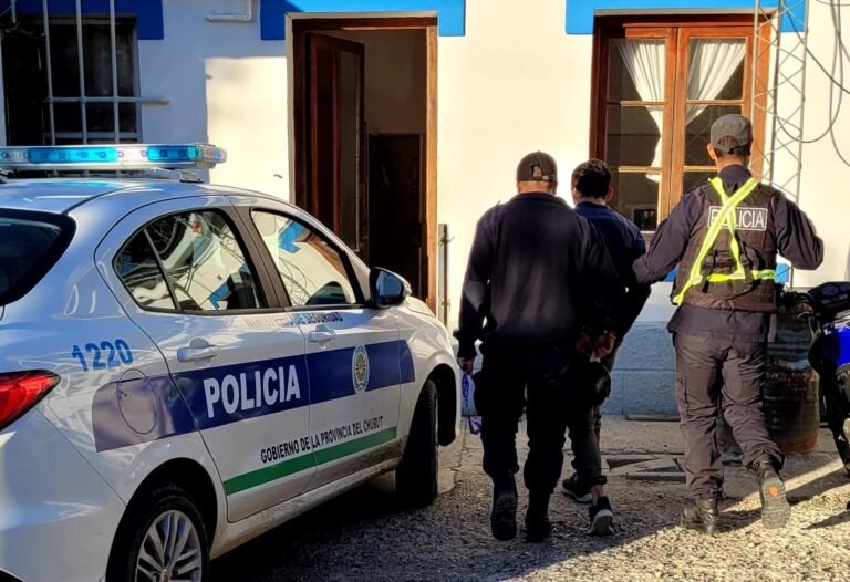 Robó perfumes de una farmacia, lo salieron a correr y fue detenido